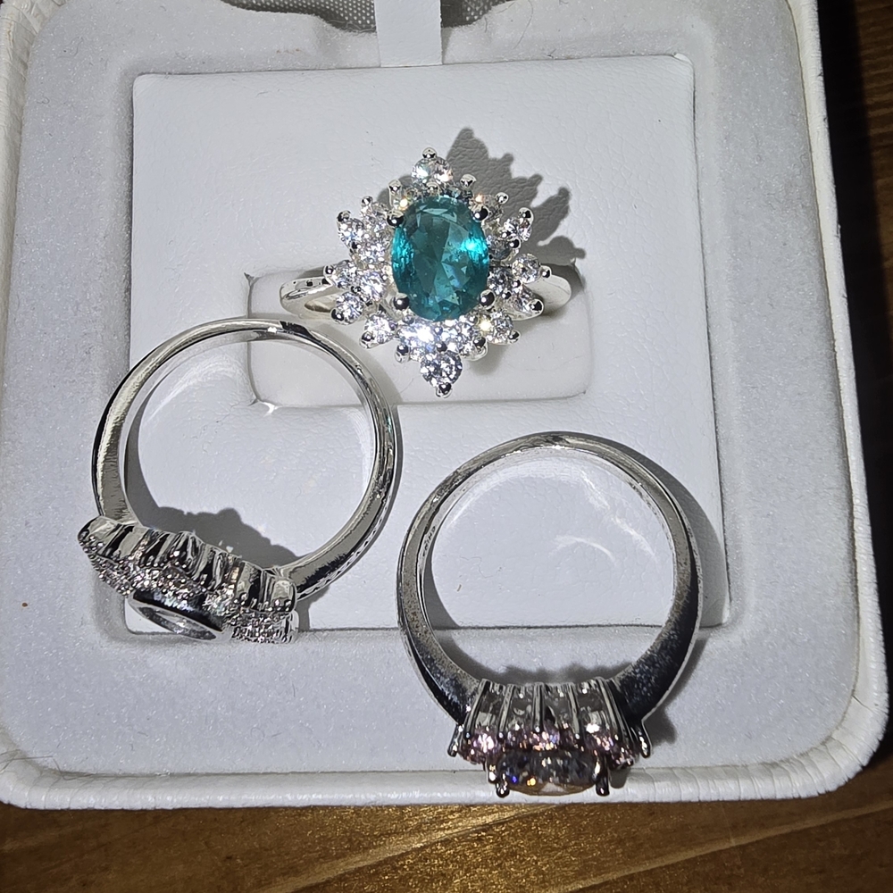 Elegant Silver and Green Gemstone Ring Set - Picture 3 of 3